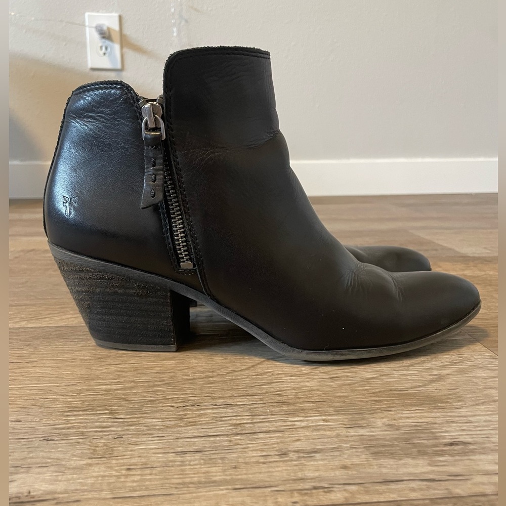 Frye Women's Black Leather Judith Double Zip Bootie Size 10